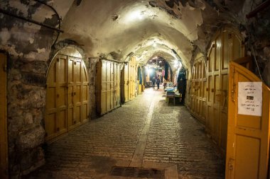 Hebron, Batı Şeria, 29 Ocak 2026 Mühürlü Kapılar Eski Şehir çorbasının yanında. Askeri kısıtlamalar ve kapatmalar yerel işletmeleri kapatmaya zorladı ve tarihi pazarı boş bıraktı.