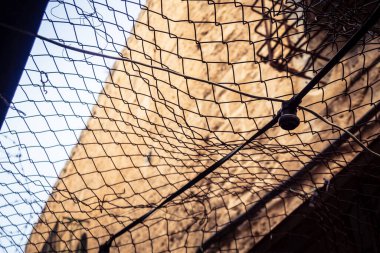 Hebron, Batı Şeria, 29 Ocak 2026 H2 bölgesindeki eski Filistin sokaklarına kurulmuş koruyucu metal ağlar İsrailli yerleşimcilerin yukarıdaki evlerden attıkları taş ve enkazı yakalamak için kullanıldı..