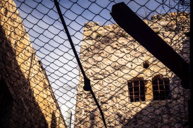 Hebron, Batı Şeria, 29 Ocak 2026 H2 bölgesindeki eski Filistin sokaklarına kurulmuş koruyucu metal ağlar İsrailli yerleşimcilerin yukarıdaki evlerden attıkları taş ve enkazı yakalamak için kullanıldı..