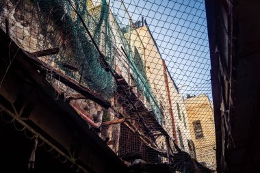Hebron, Batı Şeria, 29 Ocak 2026 H2 bölgesindeki eski Filistin sokaklarına kurulmuş koruyucu metal ağlar İsrailli yerleşimcilerin yukarıdaki evlerden attıkları taş ve enkazı yakalamak için kullanıldı..