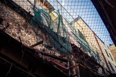 Hebron, Batı Şeria, 29 Ocak 2026 H2 bölgesindeki eski Filistin sokaklarına kurulmuş koruyucu metal ağlar İsrailli yerleşimcilerin yukarıdaki evlerden attıkları taş ve enkazı yakalamak için kullanıldı..