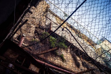 Hebron, Batı Şeria, 29 Ocak 2026 H2 bölgesindeki eski Filistin sokaklarına kurulmuş koruyucu metal ağlar İsrailli yerleşimcilerin yukarıdaki evlerden attıkları taş ve enkazı yakalamak için kullanıldı..