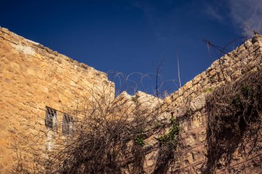 Hebron, Batı Şeria, 29 Ocak 2026 Dikenli tel ve mühürlü kapılar İsrail 'in El Halil' deki askeri işgalini zorunlu kılıyor. H2 sektöründeki güvenlik bariyerleri tarihi merkezi hayalet kasabaya çevirdi..