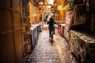 Hebron, Batı Şeria, 29 Ocak 2026 Filistinli çocuk H1 bölgelerindeki El Halil sokaklarında. Günlük yaşam, çatışma bölgesinde insan direnci. Arap mahallesinin dar sokaklarındaki gençliğin masumiyeti..