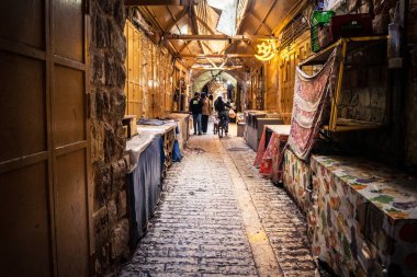 Hebron, Batı Şeria, 29 Ocak 2026 Mühürlü Kapılar Eski Şehir çorbasının yanında. Askeri kısıtlamalar ve kapatmalar yerel işletmeleri kapatmaya zorladı ve tarihi pazarı boş bıraktı.