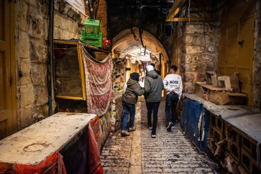 Hebron, Batı Şeria, 29 Ocak 2026 Filistinli çocuk H1 bölgelerindeki El Halil sokaklarında. Günlük yaşam, çatışma bölgesinde insan direnci. Arap mahallesinin dar sokaklarındaki gençliğin masumiyeti..