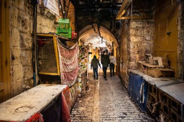 Hebron, Batı Şeria, 29 Ocak 2026 Filistinli çocuk H1 bölgelerindeki El Halil sokaklarında. Günlük yaşam, çatışma bölgesinde insan direnci. Arap mahallesinin dar sokaklarındaki gençliğin masumiyeti..