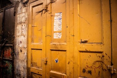 Hebron, Batı Şeria, 29 Ocak 2026 Mühürlü Kapılar Eski Şehir çorbasının yanında. Askeri kısıtlamalar ve kapatmalar yerel işletmeleri kapatmaya zorladı ve tarihi pazarı boş bıraktı.