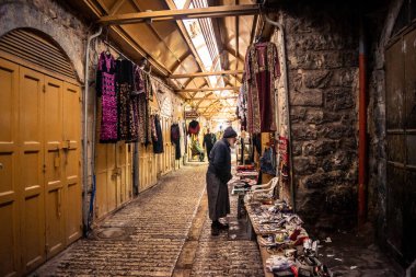 Hebron, Batı Şeria, 29 Ocak 2026 Filistinliler El Halil 'deki nadir bulunan bir mağazadan alışveriş yapıyorlar. Harabeler ve askeri kapanışlar arasında kırılgan bir yaşam ve hayatta kalma işareti..