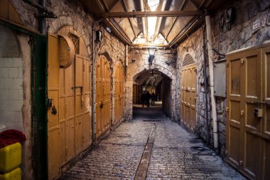 Hebron, Batı Şeria, 29 Ocak 2026 Mühürlü Kapılar Eski Şehir çorbasının yanında. Askeri kısıtlamalar ve kapatmalar yerel işletmeleri kapatmaya zorladı ve tarihi pazarı boş bıraktı.