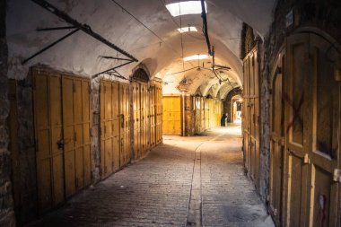 Hebron, Batı Şeria, 29 Ocak 2026 Mühürlü Kapılar Eski Şehir çorbasının yanında. Askeri kısıtlamalar ve kapatmalar yerel işletmeleri kapatmaya zorladı ve tarihi pazarı boş bıraktı.