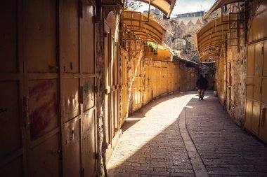 Hebron, Batı Şeria, 29 Ocak 2026 Mühürlü Kapılar Eski Şehir çorbasının yanında. Askeri kısıtlamalar ve kapatmalar yerel işletmeleri kapatmaya zorladı ve tarihi pazarı boş bıraktı.