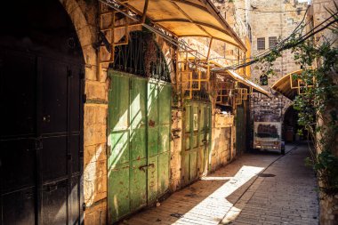 Hebron, Batı Şeria, 29 Ocak 2026 Mühürlü Kapılar Eski Şehir çorbasının yanında. Askeri kısıtlamalar ve kapatmalar yerel işletmeleri kapatmaya zorladı ve tarihi pazarı boş bıraktı.