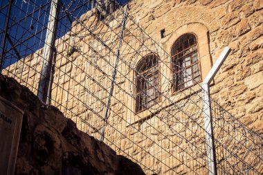 Hebron, Batı Şeria, 29 Ocak 2026 Dikenli tel ve mühürlü kapılar İsrail 'in El Halil' deki askeri işgalini zorunlu kılıyor. H2 sektöründeki güvenlik bariyerleri tarihi merkezi hayalet kasabaya çevirdi..