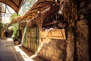 Hebron, Batı Şeria, 29 Ocak 2026 Mühürlü Kapılar Eski Şehir çorbasının yanında. Askeri kısıtlamalar ve kapatmalar yerel işletmeleri kapatmaya zorladı ve tarihi pazarı boş bıraktı.