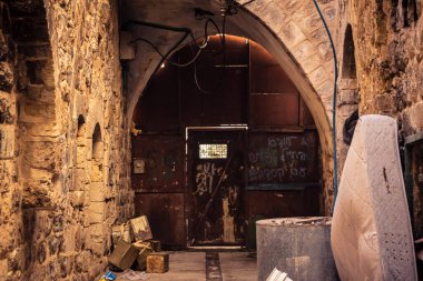 Hebron, Batı Şeria, 29 Ocak 2026 Dikenli tel ve mühürlü kapılar İsrail 'in El Halil' deki askeri işgalini zorunlu kılıyor. H2 sektöründeki güvenlik bariyerleri tarihi merkezi hayalet kasabaya çevirdi..