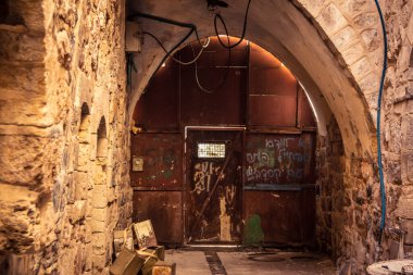 Hebron, Batı Şeria, 29 Ocak 2026 Dikenli tel ve mühürlü kapılar İsrail 'in El Halil' deki askeri işgalini zorunlu kılıyor. H2 sektöründeki güvenlik bariyerleri tarihi merkezi hayalet kasabaya çevirdi..