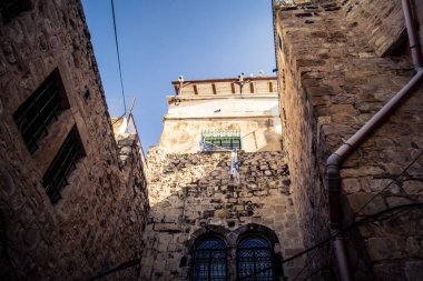 Hebron, Batı Şeria, 29 Ocak 2026 Dikenli tel ve mühürlü kapılar İsrail 'in El Halil' deki askeri işgalini zorunlu kılıyor. H2 sektöründeki güvenlik bariyerleri tarihi merkezi hayalet kasabaya çevirdi..