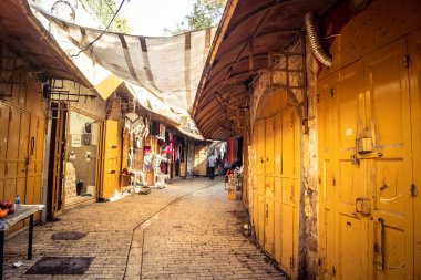 Hebron, Batı Şeria, 29 Ocak 2026 Mühürlü Kapılar Eski Şehir çorbasının yanında. Askeri kısıtlamalar ve kapatmalar yerel işletmeleri kapatmaya zorladı ve tarihi pazarı boş bıraktı.