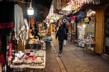 Hebron, Batı Şeria, 29 Ocak 2026 Filistinliler El Halil 'deki nadir bulunan bir mağazadan alışveriş yapıyorlar. Harabeler ve askeri kapanışlar arasında kırılgan bir yaşam ve hayatta kalma işareti..