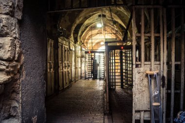 Hebron, Batı Şeria, 29 Ocak 2026 Filistinli çocuk H1 ve H2 sektörleri arasında bir ayrılık kapısı yakınında duruyor. Filistin ve İsrail bölgeleri arasında askeri engeller var..