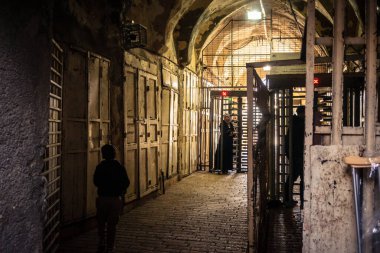 Hebron, Batı Şeria, 29 Ocak 2026 Filistinli çocuk H1 ve H2 sektörleri arasında bir ayrılık kapısı yakınında duruyor. Filistin ve İsrail bölgeleri arasında askeri engeller var..