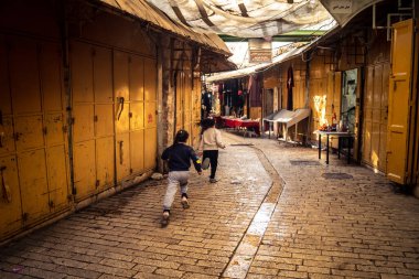 Hebron, Batı Şeria, 29 Ocak 2026 Filistinli çocuk H1 bölgelerindeki El Halil sokaklarında. Günlük yaşam, çatışma bölgesinde insan direnci. Arap mahallesinin dar sokaklarındaki gençliğin masumiyeti..