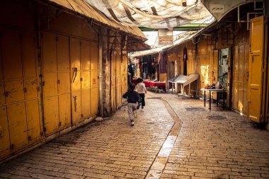 Hebron, Batı Şeria, 29 Ocak 2026 Filistinli çocuk H1 bölgelerindeki El Halil sokaklarında. Günlük yaşam, çatışma bölgesinde insan direnci. Arap mahallesinin dar sokaklarındaki gençliğin masumiyeti..