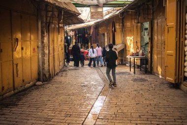 Hebron, Batı Şeria, 29 Ocak 2026 Filistinli çocuk H1 bölgelerindeki El Halil sokaklarında. Günlük yaşam, çatışma bölgesinde insan direnci. Arap mahallesinin dar sokaklarındaki gençliğin masumiyeti..