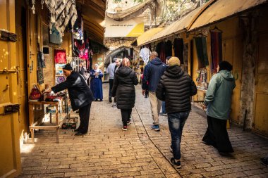 Hebron, Batı Şeria, 29 Ocak 2026 Müslüman turist El Halil 'den İbrahimi Camii' ne doğru yürüyor. Askeri işgal sırasında kültürel yaşamı sürdüren hayati bir hac alanı..