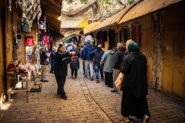 Hebron, Batı Şeria, 29 Ocak 2026 Müslüman turist El Halil 'den İbrahimi Camii' ne doğru yürüyor. Askeri işgal sırasında kültürel yaşamı sürdüren hayati bir hac alanı..