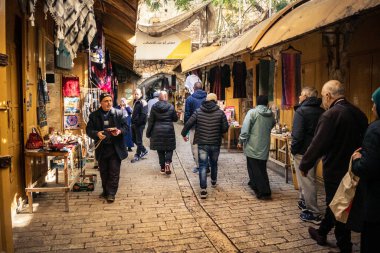 Hebron, Batı Şeria, 29 Ocak 2026 Müslüman turist El Halil 'den İbrahimi Camii' ne doğru yürüyor. Askeri işgal sırasında kültürel yaşamı sürdüren hayati bir hac alanı..