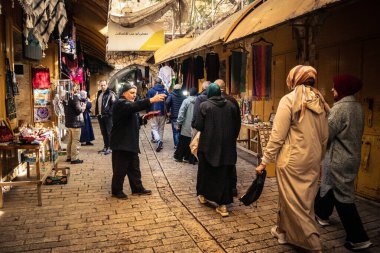 Hebron, Batı Şeria, 29 Ocak 2026 Müslüman turist El Halil 'den İbrahimi Camii' ne doğru yürüyor. Askeri işgal sırasında kültürel yaşamı sürdüren hayati bir hac alanı..