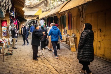 Hebron, Batı Şeria, 29 Ocak 2026 Müslüman turist El Halil 'den İbrahimi Camii' ne doğru yürüyor. Askeri işgal sırasında kültürel yaşamı sürdüren hayati bir hac alanı..