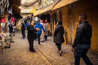Hebron, Batı Şeria, 29 Ocak 2026 Müslüman turist El Halil 'den İbrahimi Camii' ne doğru yürüyor. Askeri işgal sırasında kültürel yaşamı sürdüren hayati bir hac alanı..