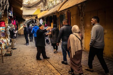 Hebron, Batı Şeria, 29 Ocak 2026 Müslüman turist El Halil 'den İbrahimi Camii' ne doğru yürüyor. Askeri işgal sırasında kültürel yaşamı sürdüren hayati bir hac alanı..