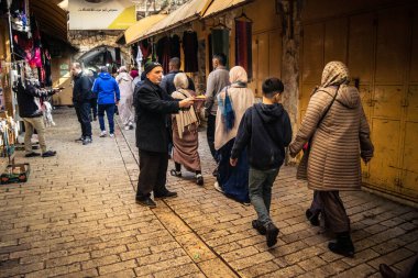 Hebron, Batı Şeria, 29 Ocak 2026 Müslüman turist El Halil 'den İbrahimi Camii' ne doğru yürüyor. Askeri işgal sırasında kültürel yaşamı sürdüren hayati bir hac alanı..