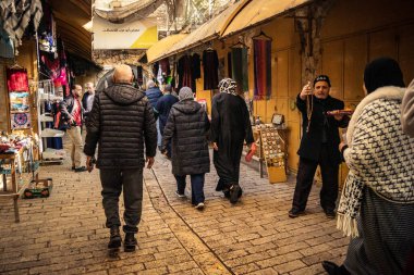 Hebron, Batı Şeria, 29 Ocak 2026 Müslüman turist El Halil 'den İbrahimi Camii' ne doğru yürüyor. Askeri işgal sırasında kültürel yaşamı sürdüren hayati bir hac alanı..