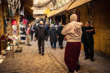 Hebron, Batı Şeria, 29 Ocak 2026 Müslüman turist El Halil 'den İbrahimi Camii' ne doğru yürüyor. Askeri işgal sırasında kültürel yaşamı sürdüren hayati bir hac alanı..