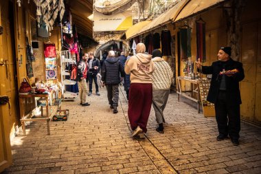 Hebron, Batı Şeria, 29 Ocak 2026 Müslüman turist El Halil 'den İbrahimi Camii' ne doğru yürüyor. Askeri işgal sırasında kültürel yaşamı sürdüren hayati bir hac alanı..