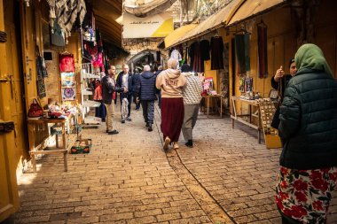 Hebron, Batı Şeria, 29 Ocak 2026 Müslüman turist El Halil 'den İbrahimi Camii' ne doğru yürüyor. Askeri işgal sırasında kültürel yaşamı sürdüren hayati bir hac alanı..