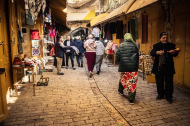 Hebron, Batı Şeria, 29 Ocak 2026 Müslüman turist El Halil 'den İbrahimi Camii' ne doğru yürüyor. Askeri işgal sırasında kültürel yaşamı sürdüren hayati bir hac alanı..