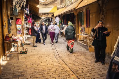 Hebron, Batı Şeria, 29 Ocak 2026 Müslüman turist El Halil 'den İbrahimi Camii' ne doğru yürüyor. Askeri işgal sırasında kültürel yaşamı sürdüren hayati bir hac alanı..