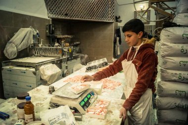 Hebron, Batı Şeria, 29 Ocak 2026 Filistinliler El Halil 'deki nadir bulunan bir mağazadan alışveriş yapıyorlar. Harabeler ve askeri kapanışlar arasında kırılgan bir yaşam ve hayatta kalma işareti..
