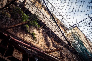 Hebron, Batı Şeria, 29 Ocak 2026 H2 bölgesindeki eski Filistin sokaklarına kurulmuş koruyucu metal ağlar İsrailli yerleşimcilerin yukarıdaki evlerden attıkları taş ve enkazı yakalamak için kullanıldı..