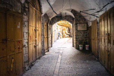 Hebron, Batı Şeria, 29 Ocak 2026 Mühürlü Kapılar Eski Şehir çorbasının yanında. Askeri kısıtlamalar ve kapatmalar yerel işletmeleri kapatmaya zorladı ve tarihi pazarı boş bıraktı.