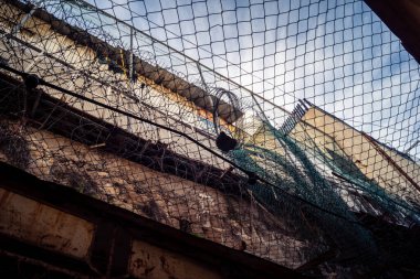 Hebron, Batı Şeria, 29 Ocak 2026 H2 bölgesindeki eski Filistin sokaklarına kurulmuş koruyucu metal ağlar İsrailli yerleşimcilerin yukarıdaki evlerden attıkları taş ve enkazı yakalamak için kullanıldı..