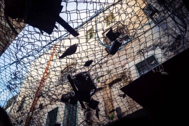 Hebron, Batı Şeria, 29 Ocak 2026 H2 bölgesindeki eski Filistin sokaklarına kurulmuş koruyucu metal ağlar İsrailli yerleşimcilerin yukarıdaki evlerden attıkları taş ve enkazı yakalamak için kullanıldı..
