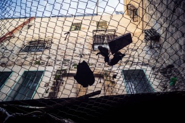 Hebron, Batı Şeria, 29 Ocak 2026 H2 bölgesindeki eski Filistin sokaklarına kurulmuş koruyucu metal ağlar İsrailli yerleşimcilerin yukarıdaki evlerden attıkları taş ve enkazı yakalamak için kullanıldı..