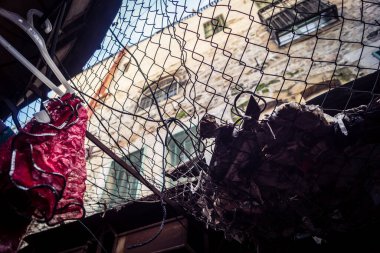 Hebron, Batı Şeria, 29 Ocak 2026 H2 bölgesindeki eski Filistin sokaklarına kurulmuş koruyucu metal ağlar İsrailli yerleşimcilerin yukarıdaki evlerden attıkları taş ve enkazı yakalamak için kullanıldı..